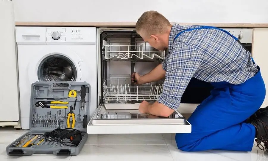 Karacasu İmmergas servisi teknisyen ekibi beyaz eşya tamiri yaparken